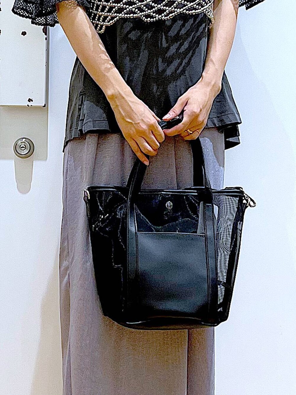 パープル系のスカート、ブラック系のサンダル、ブラック系のトートバッグを着用したレディースの夏コーディネートの9枚目の写真