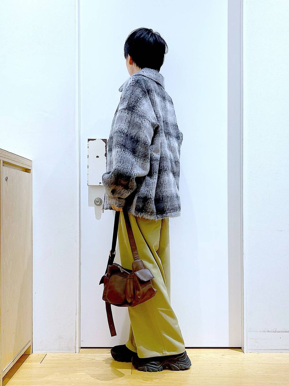 その他のブルゾン、ブラック系のブーツ、イエロー系のその他パンツを着用したレディースの冬コーディネートの3枚目の写真