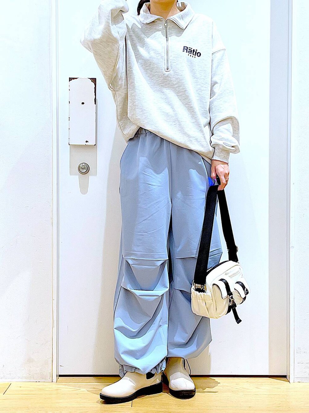 ブルー系のその他パンツ、ベージュ系のスウェット、ベージュ系のブーツを着用したレディースの春コーディネートの6枚目の写真