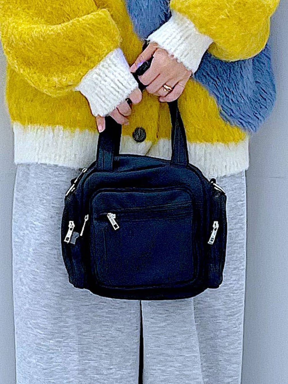 ブラック系のショルダーバッグ、ブラック系のローファー、イエロー系のカーディガン/ボレロを着用したレディースの秋コーディネートの9枚目の写真