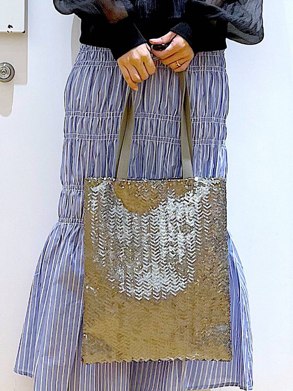 ホワイト系のサンダル、グレー系のトートバッグ、ブラック系のTシャツ/カットソーを着用したレディースの夏コーディネートの9枚目の写真