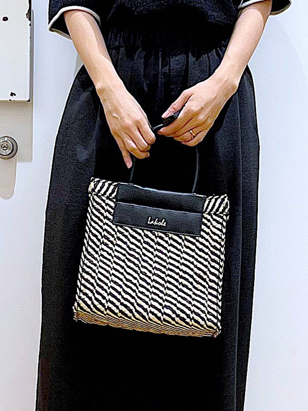 シルバー系のサンダル、ブラック系のショルダーバッグ、ブラック系のその他パンツを着用したレディースの夏コーディネートの9枚目の写真