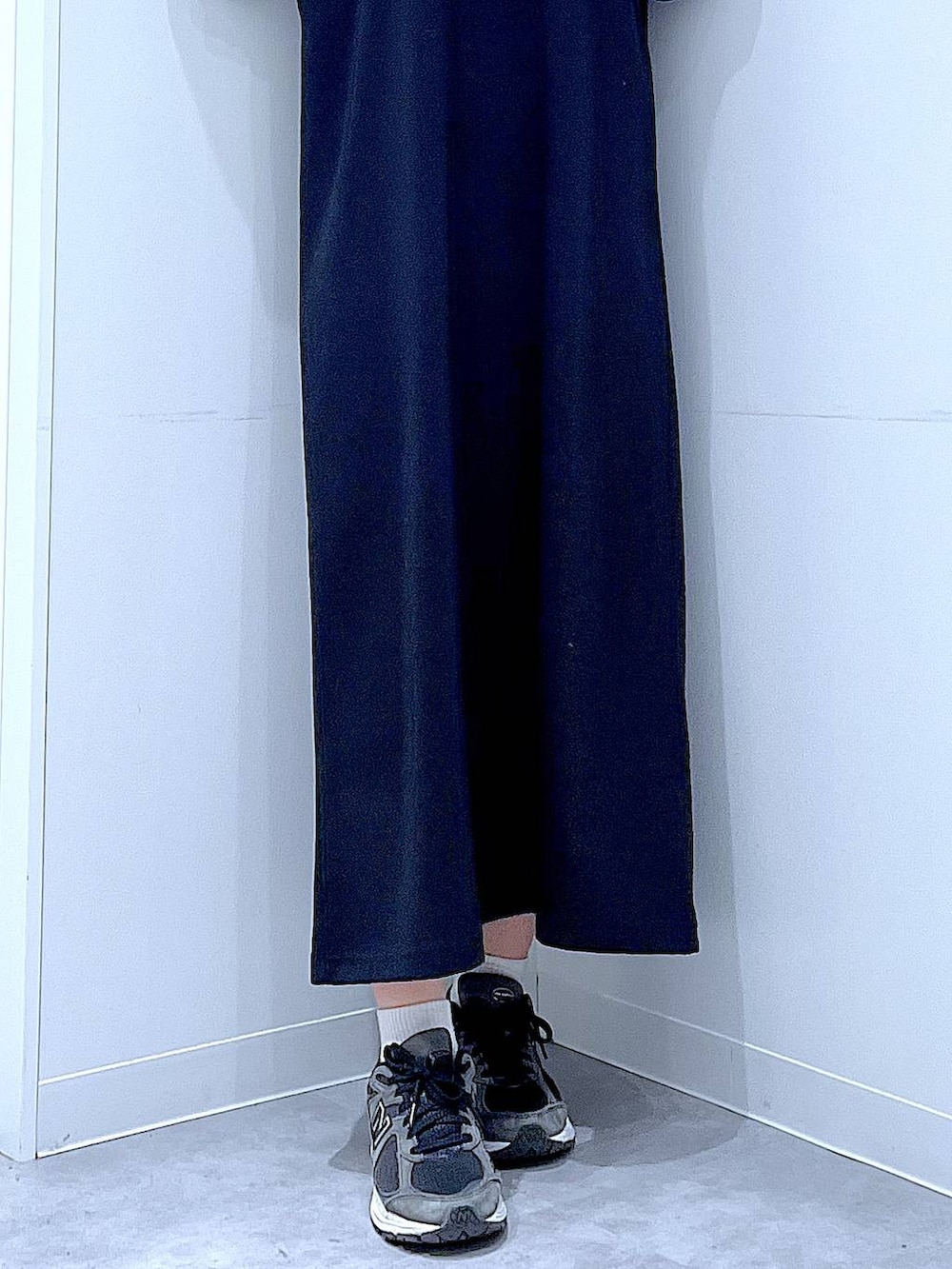 ホワイト系のショルダーバッグ、ブラック系のワンピース、ホワイト系のキャップを着用したレディースの春コーディネートの8枚目の写真