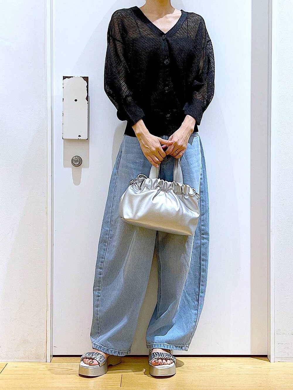 ブルー系のデニムパンツ、シルバー系のショルダーバッグ、シルバー系のサンダルを着用したレディースの夏コーディネートの6枚目の写真