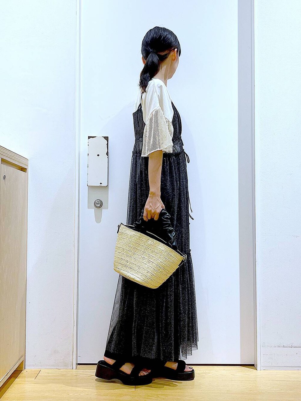 その他のワンピース、ブラック系のサンダル、ホワイト系のショルダーバッグを着用したレディースの秋コーディネートの4枚目の写真