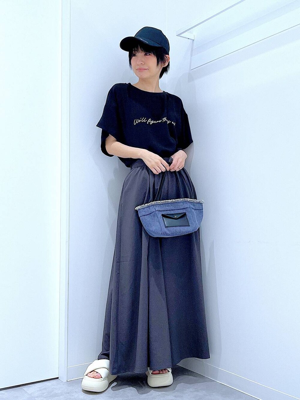 ブルー系のショルダーバッグ、ホワイト系のサンダル、グレー系のその他パンツを着用したレディースの夏コーディネートの2枚目の写真