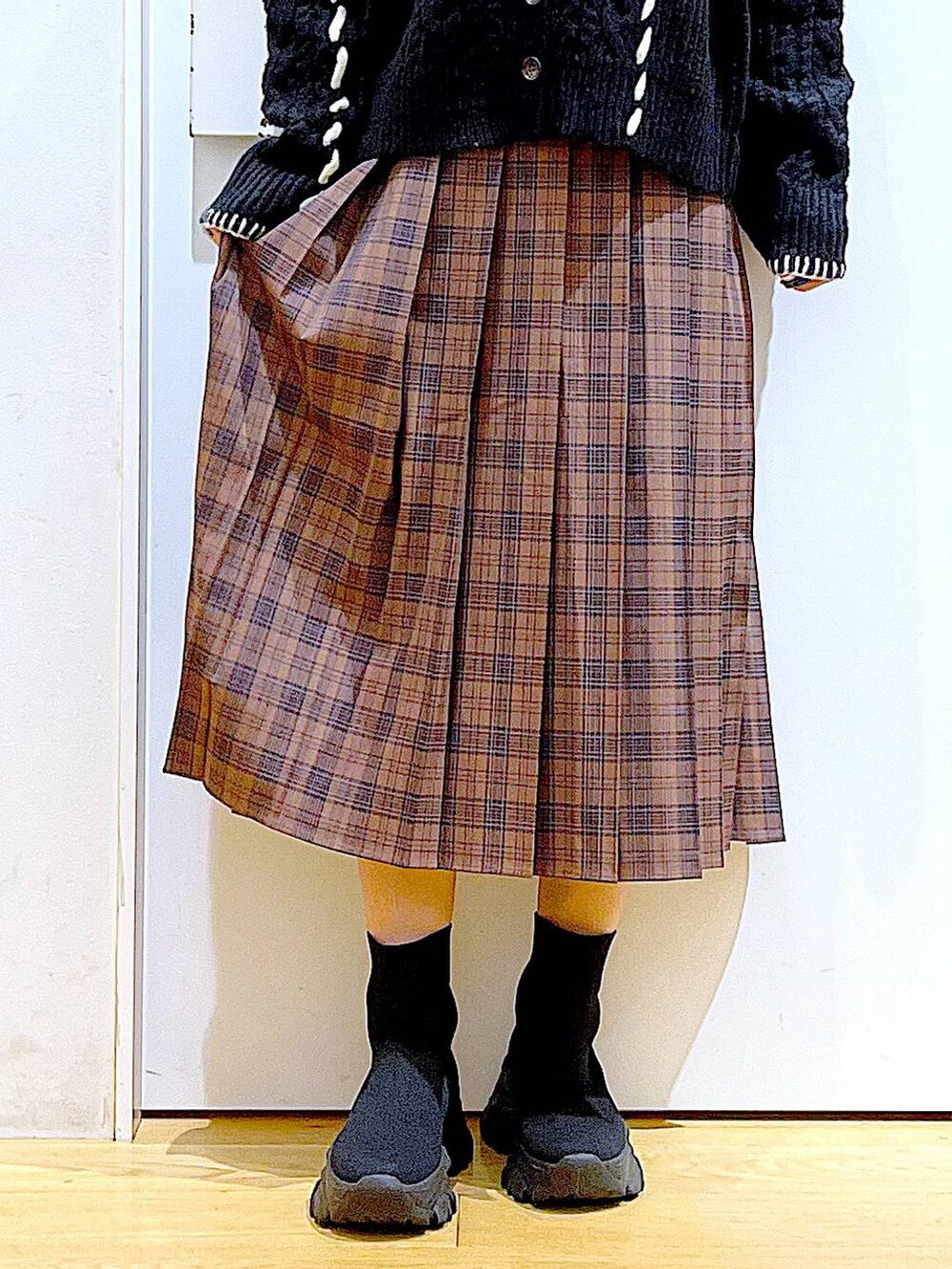 ブラック系のニット/セーター、ブラック系のバックパック/リュック、ブラック系のブーツを着用したレディースの冬コーディネートの8枚目の写真