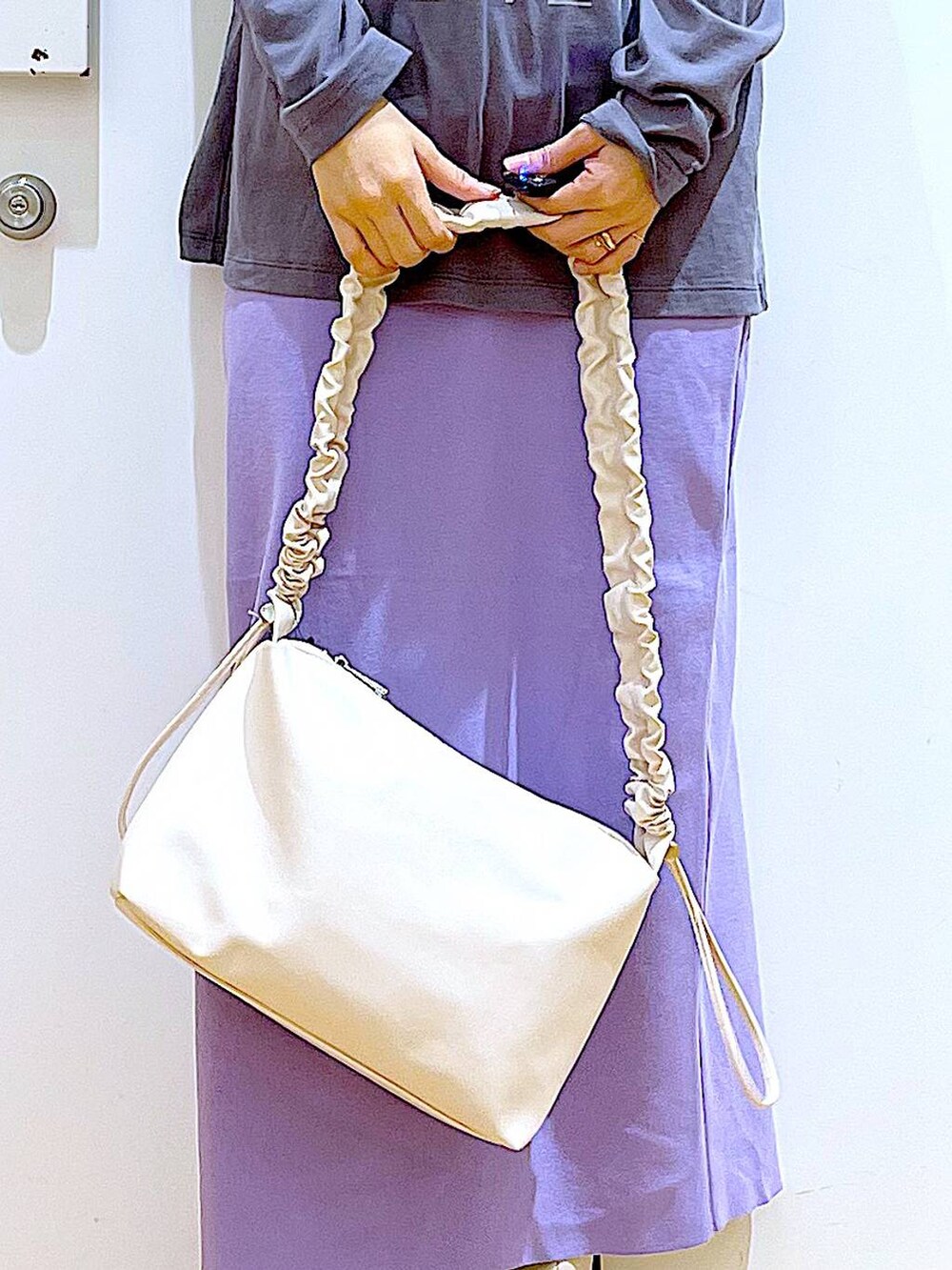 グレー系のTシャツ/カットソー、ベージュ系のその他トップス、ホワイト系のショルダーバッグを着用したレディースの冬コーディネートの9枚目の写真