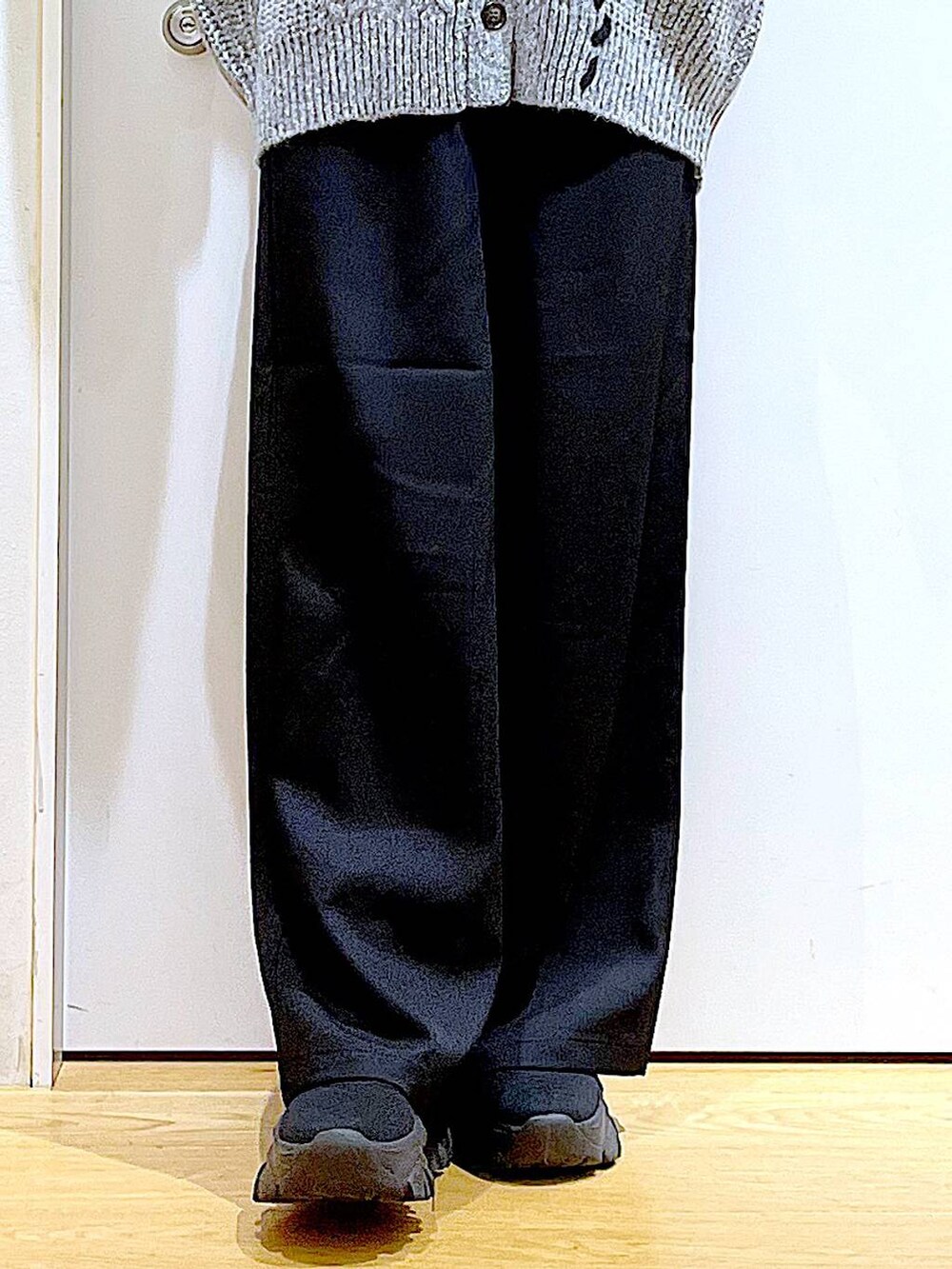 ブラック系のニット/セーター、ブラック系のブーツ、ブラック系のショルダーバッグを着用したレディースの冬コーディネートの8枚目の写真