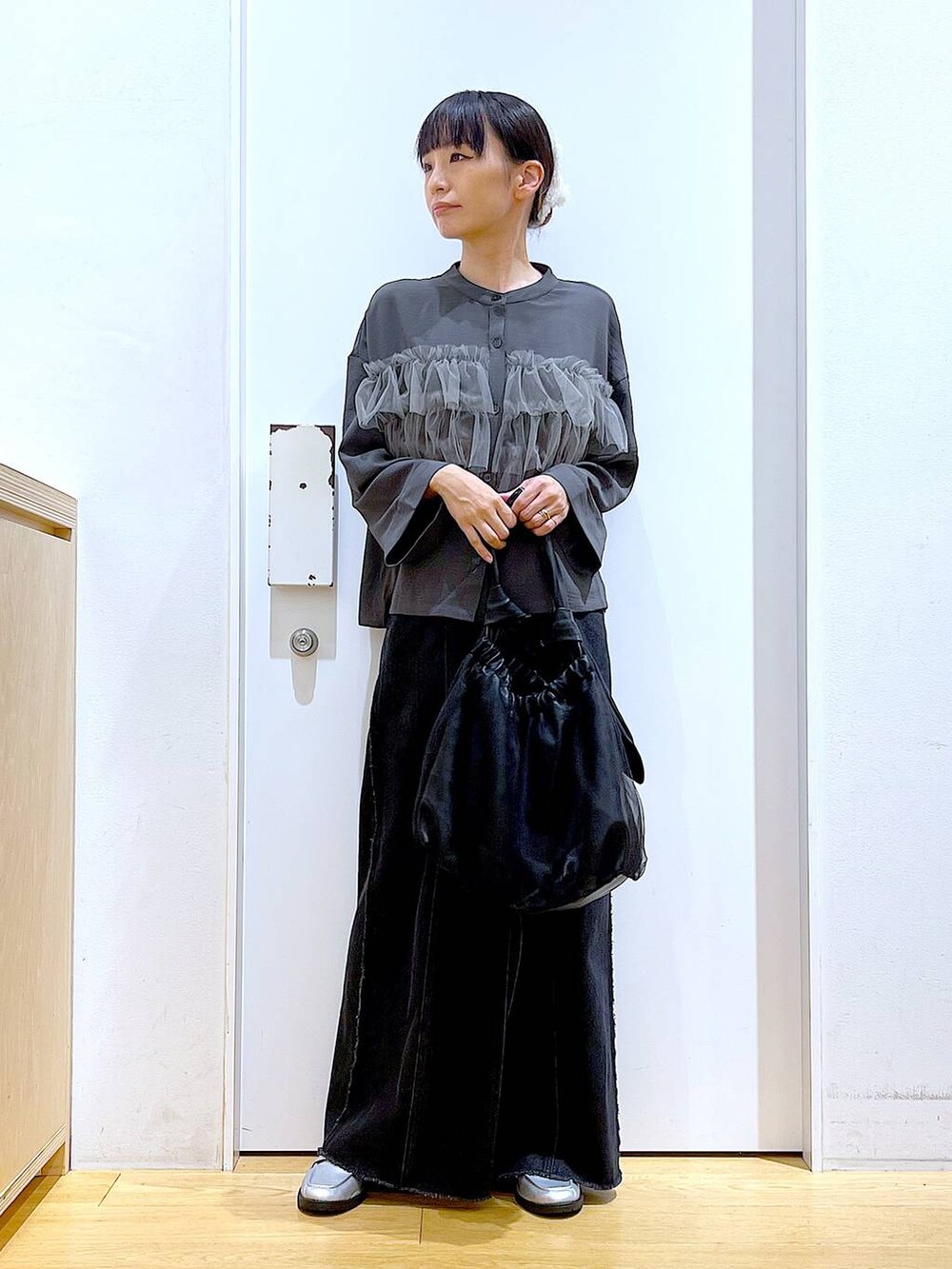 ブラック系のトートバッグ、シルバー系のローファー、グレー系のシャツ/ブラウスを着用したレディースの秋コーディネートの2枚目の写真