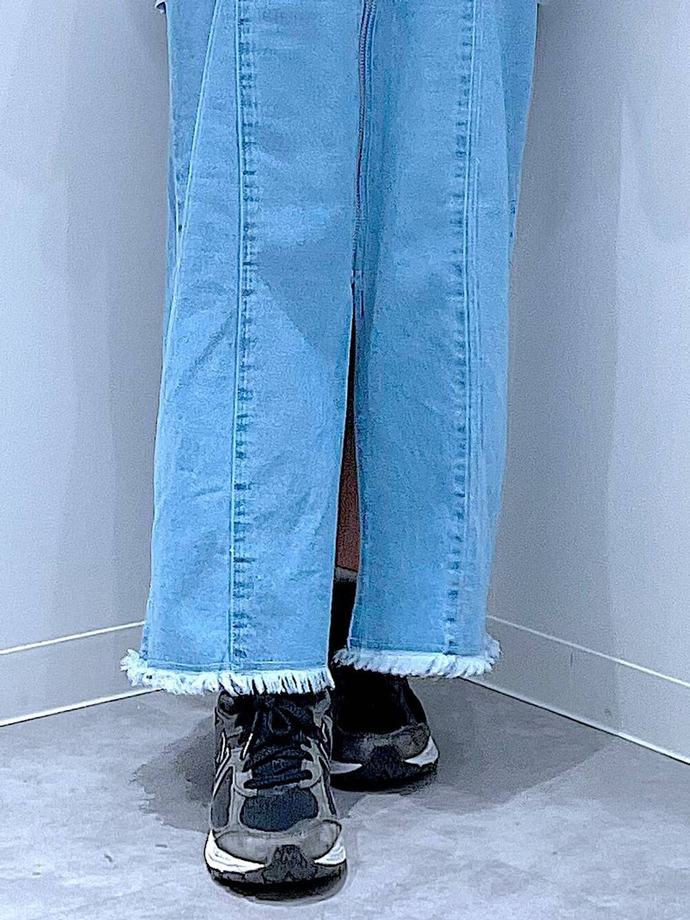ホワイト系のショルダーバッグ、ブルー系のその他トップス、グレー系のシュシュを着用したレディースの春コーディネートの8枚目の写真