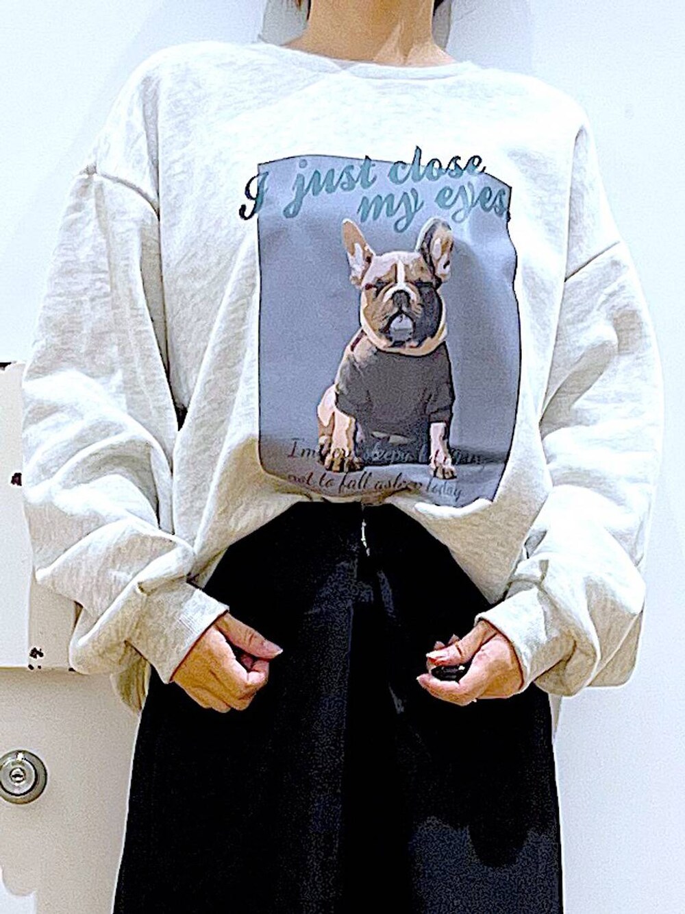 ブルー系のバックパック/リュック、ブラック系のブーツ、ブラック系のその他パンツを着用したレディースの冬コーディネートの7枚目の写真