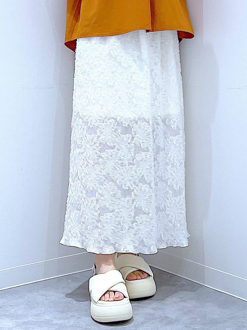 ブラック系のショルダーバッグ、ホワイト系のサンダル、ホワイト系のスカートを着用したレディースの夏コーディネートの8枚目の写真