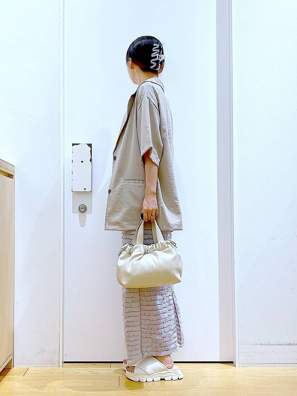 ホワイト系のサンダル、ホワイト系のショルダーバッグ、ホワイト系のTシャツ/カットソーを着用したレディースの夏コーディネートの3枚目の写真