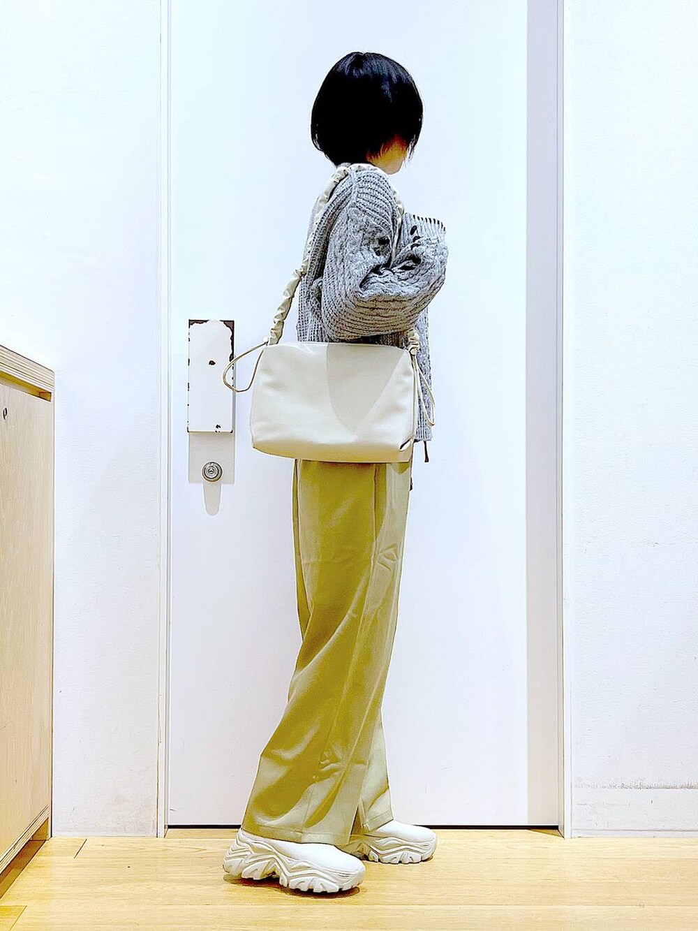 ベージュ系のニット/セーター、ベージュ系のブーツ、イエロー系のその他パンツを着用したレディースの冬コーディネートの4枚目の写真