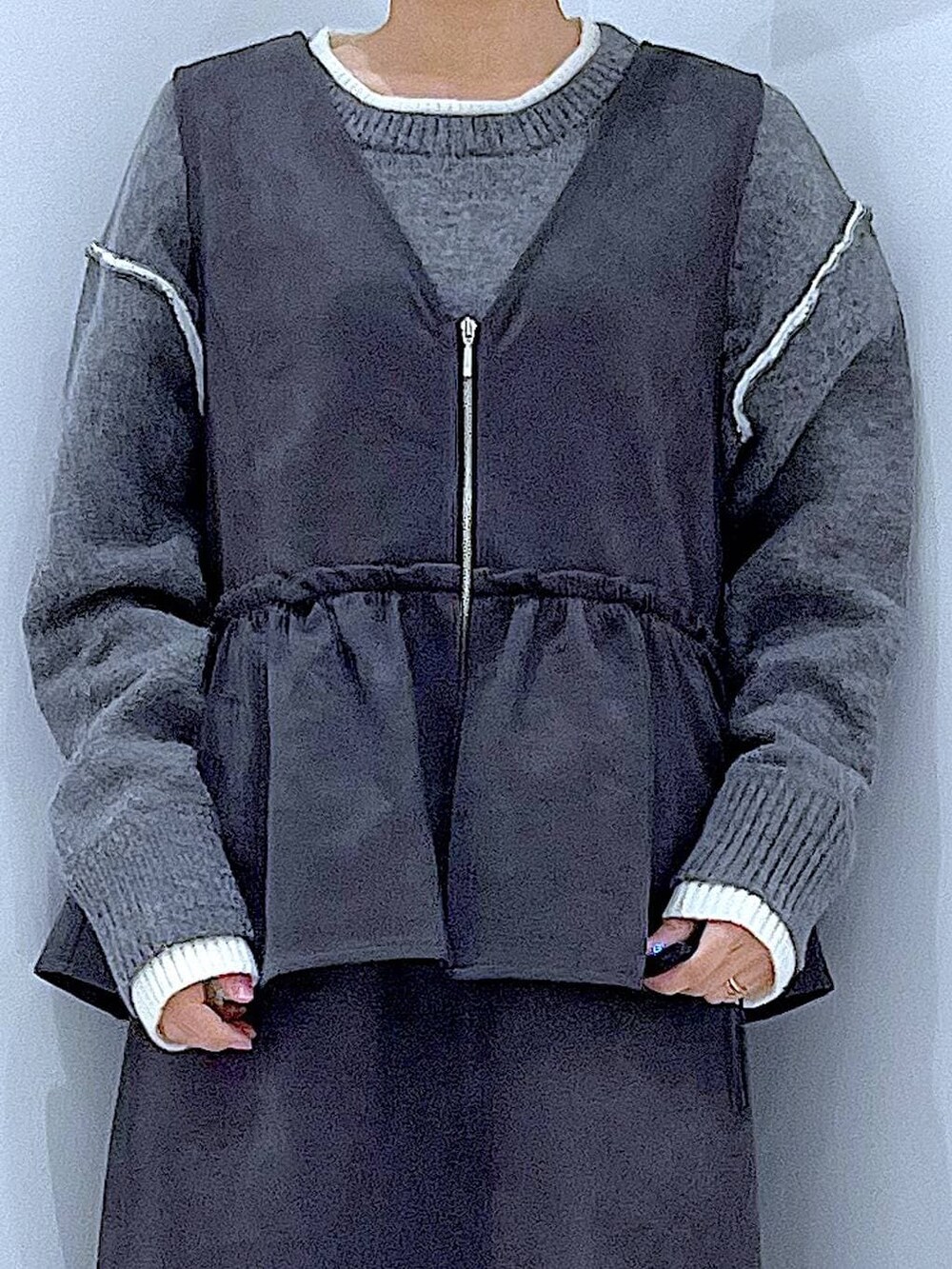 ブラック系のブーツ、グレー系のワンピース、グレー系のニット/セーターを着用したレディースの冬コーディネートの7枚目の写真