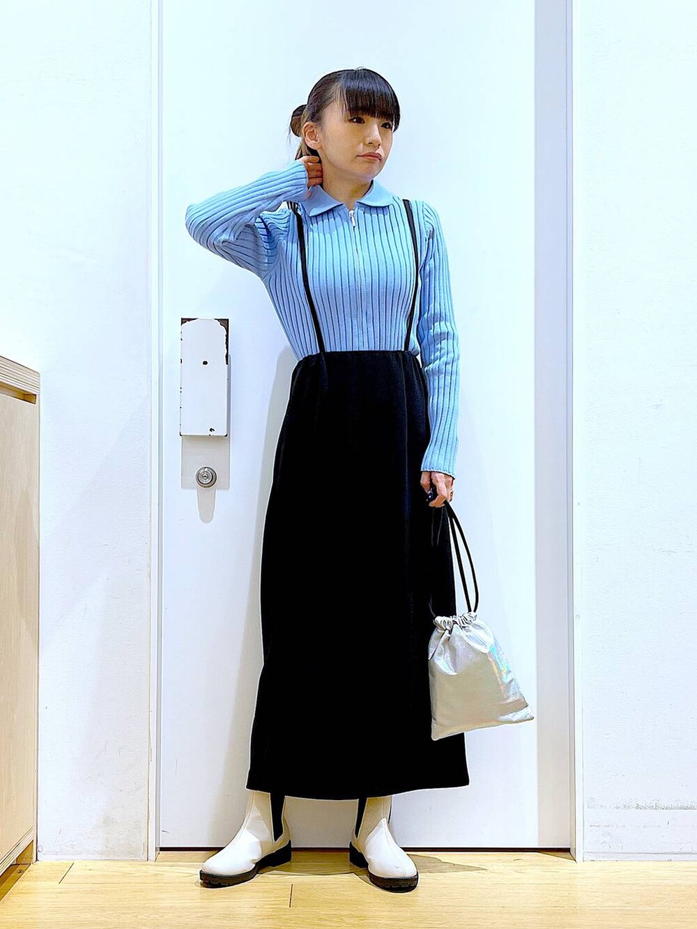 ブルー系のカーディガン/ボレロ、ベージュ系のブーツ、その他のショルダーバッグを着用したレディースの春コーディネートの2枚目の写真