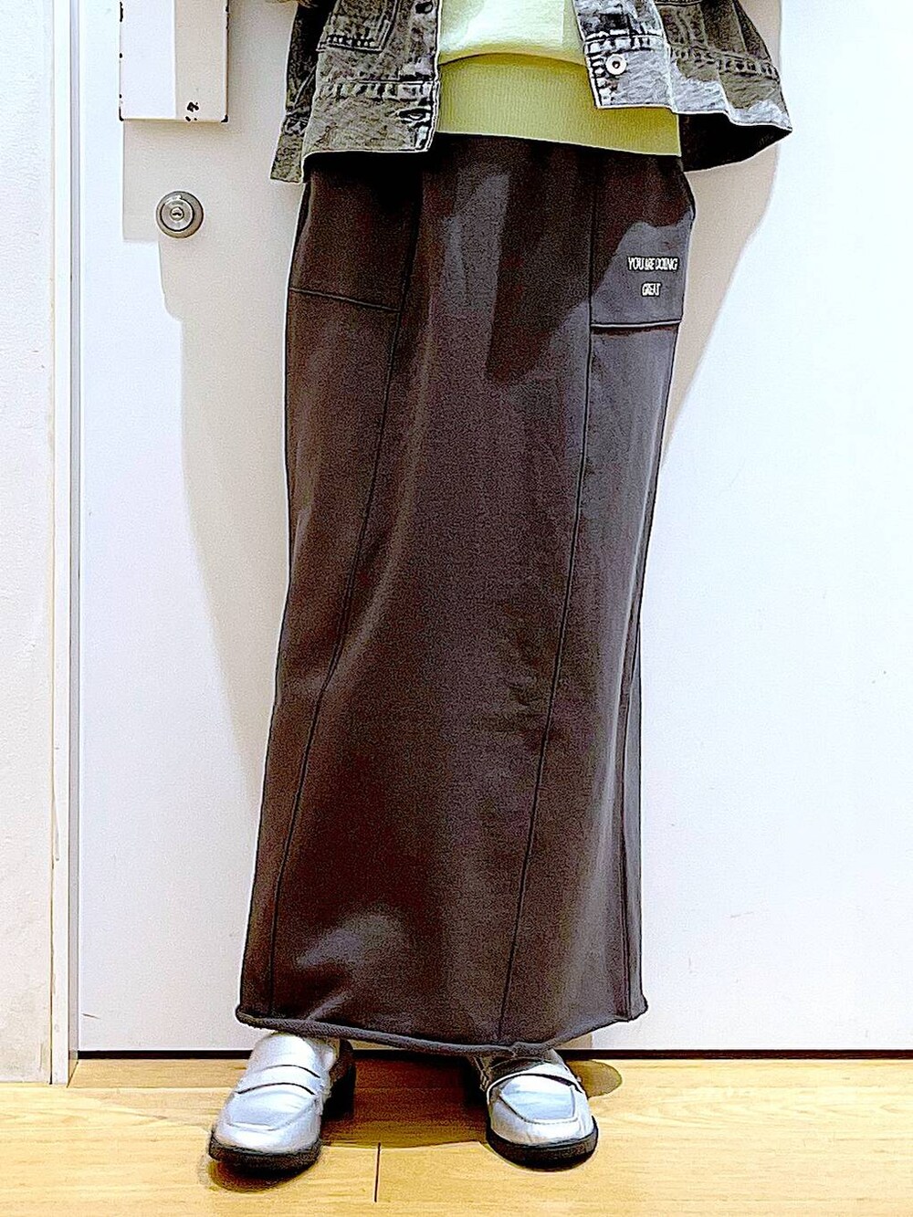 ブラック系のショルダーバッグ、シルバー系のローファー、ブラック系のデニムジャケットを着用したレディースの春コーディネートの8枚目の写真