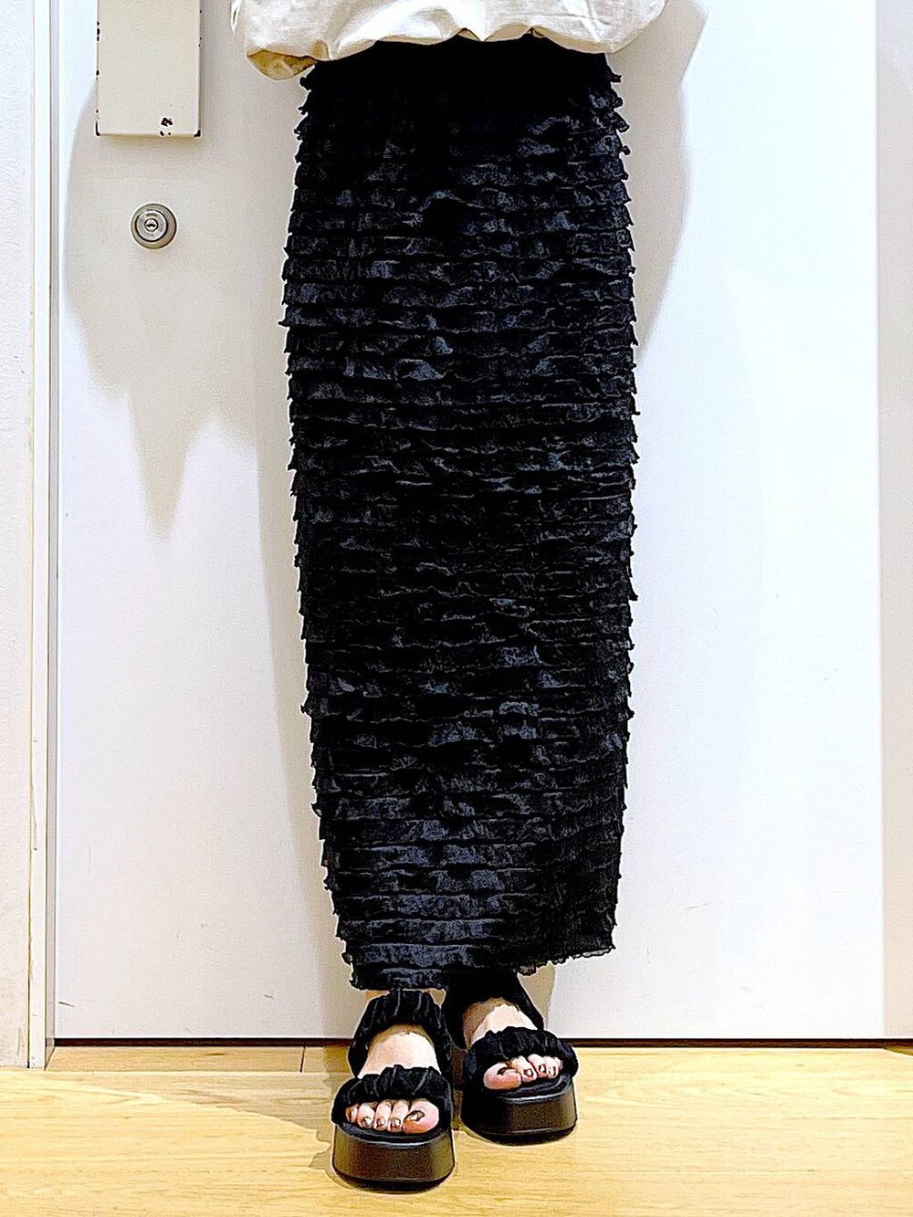 ブラック系のサンダル、グレー系のTシャツ/カットソー、ブラック系のショルダーバッグを着用したレディースの夏コーディネートの8枚目の写真