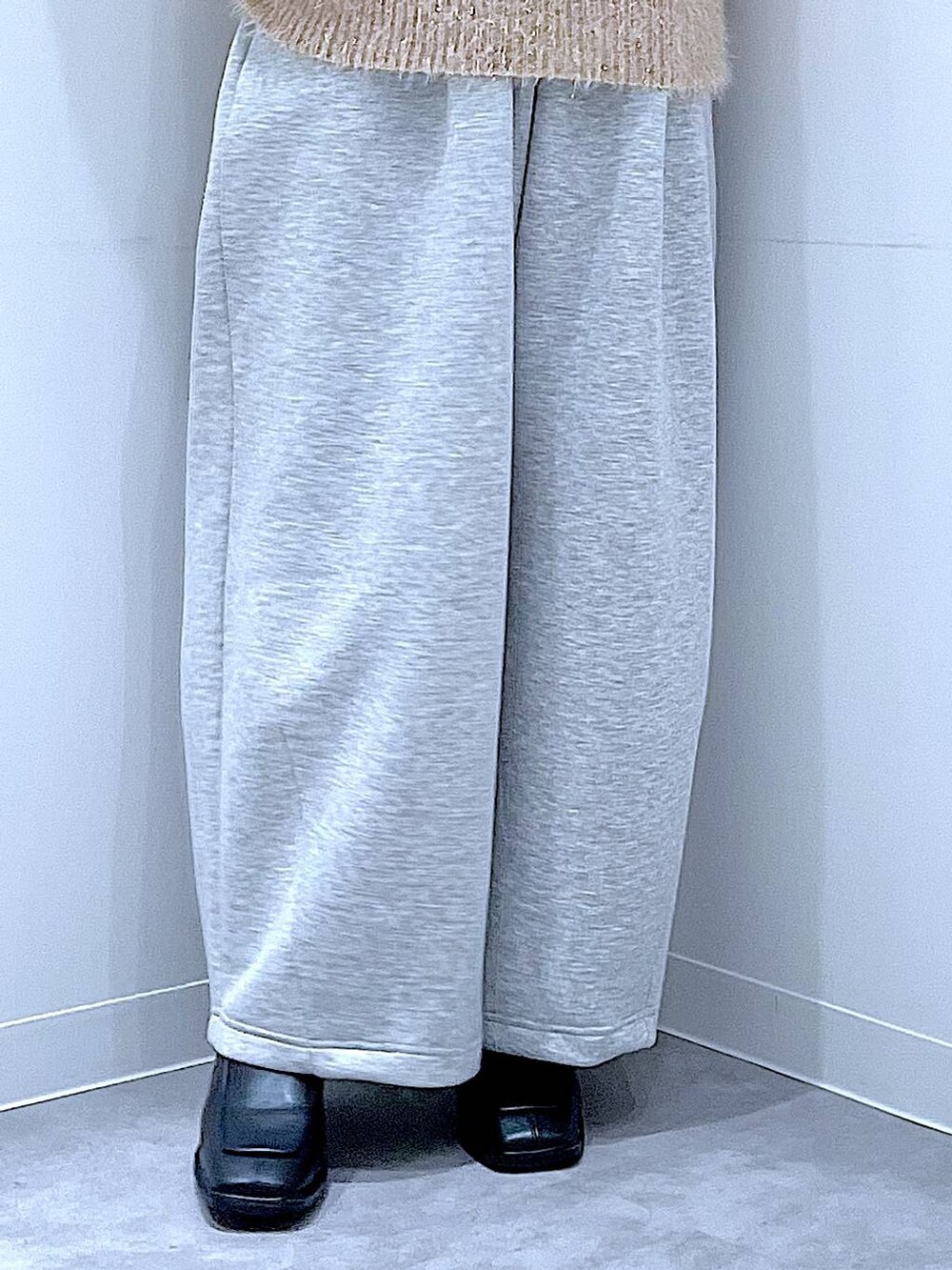 ブラウン系のショルダーバッグ、ブラック系のブーツ、グレー系のスウェットパンツを着用したレディースの冬コーディネートの8枚目の写真