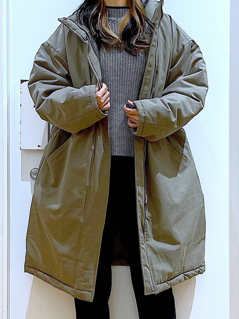 「リラックス、若見え、ゆったり、休日コーデ、骨格ウェーブ、LAKOLE、アウター、デニムパンツ、コート、ニット、トートバッグ、ブーツ、冬コーデ、カジュアル、ベーシック/シンプル」｜「LAKOLEのフレアデニム / 102226（デニムパンツ、グレー系）」を使った、あおき@LAKOLE海老名さん（レディース・156cm）の冬コーディネートの7枚目の写真