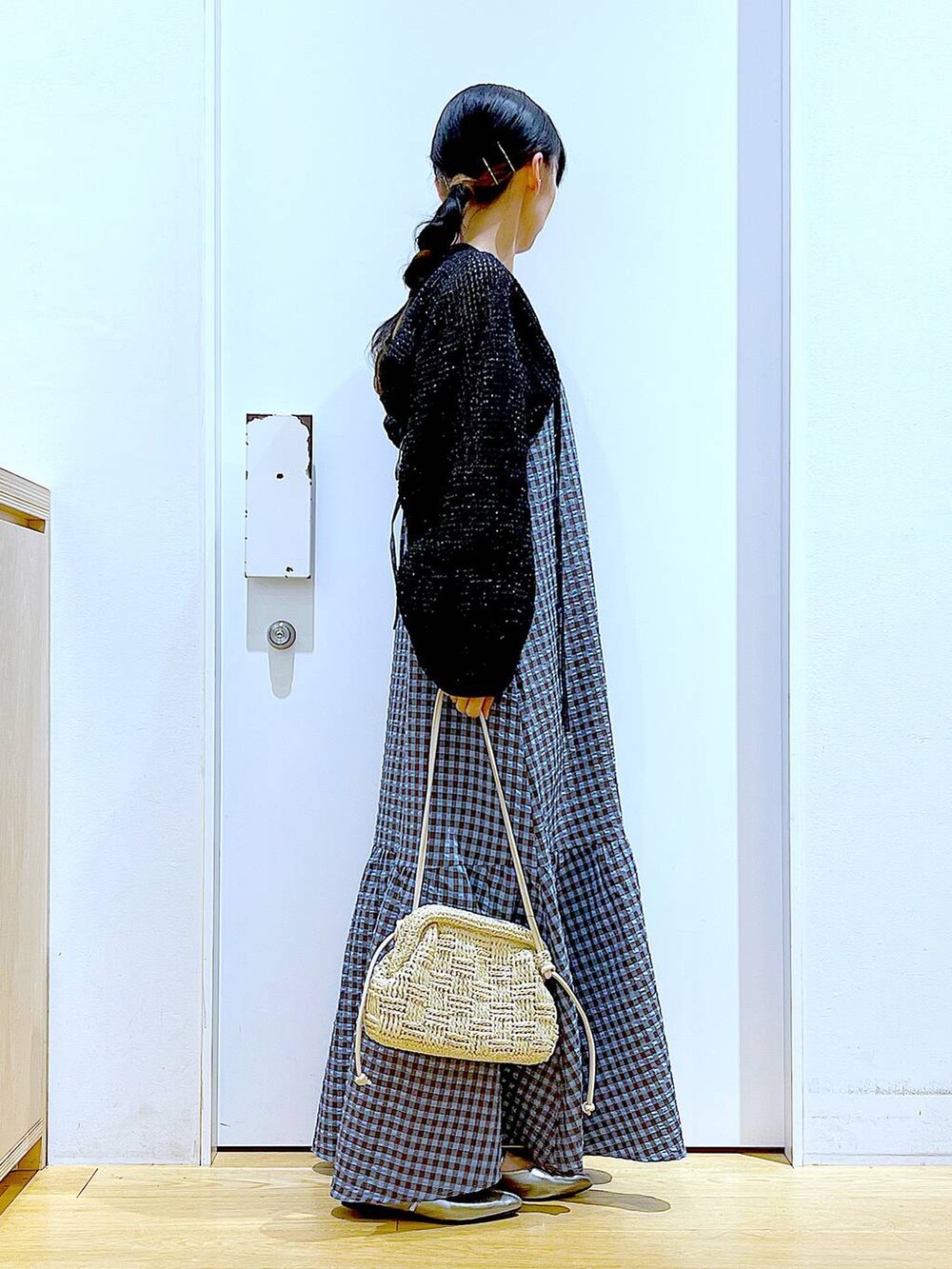 ブルー系のワンピース、ブラック系のカーディガン/ボレロ、その他のパンプスを着用したレディースの春コーディネートの4枚目の写真