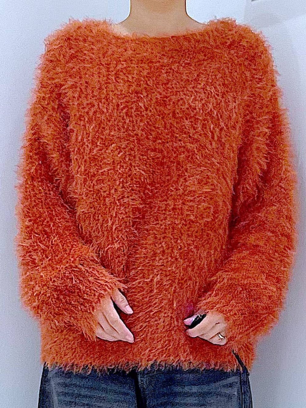 ブラック系のデニムパンツ、ブラック系のブーツ、ブラック系のショルダーバッグを着用したレディースの秋コーディネートの7枚目の写真