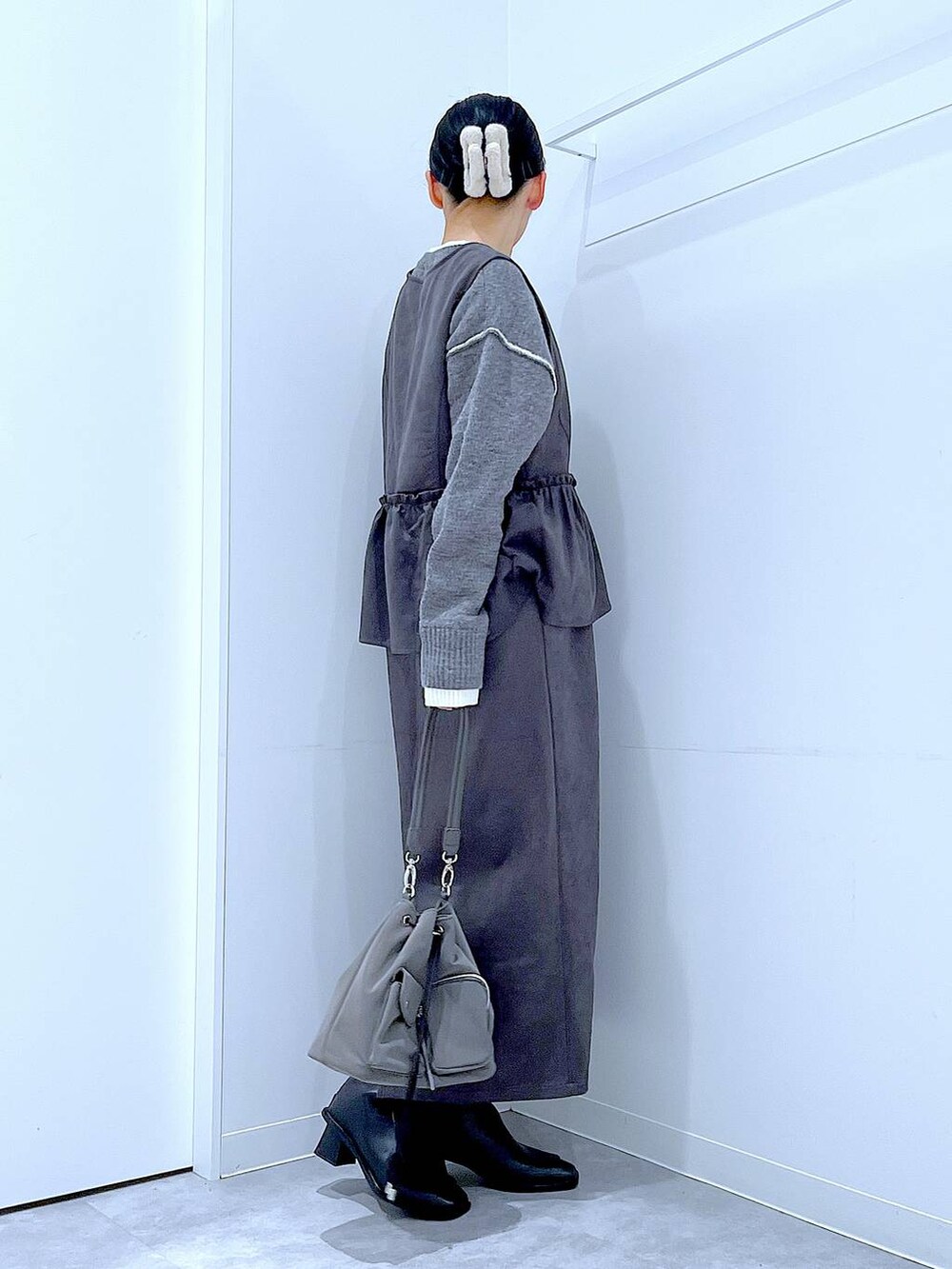 ブラック系のブーツ、グレー系のワンピース、グレー系のニット/セーターを着用したレディースの冬コーディネートの4枚目の写真