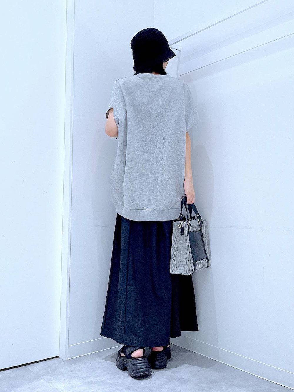 グレー系のショルダーバッグ、ブラック系のサンダル、グレー系のTシャツ/カットソーを着用したレディースの夏コーディネートの5枚目の写真