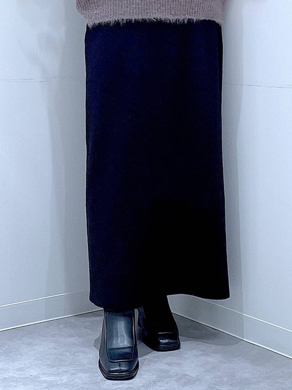 ブラック系のブーツ、ブラック系のショルダーバッグ、ベージュ系のニット/セーターを着用したレディースの冬コーディネートの8枚目の写真