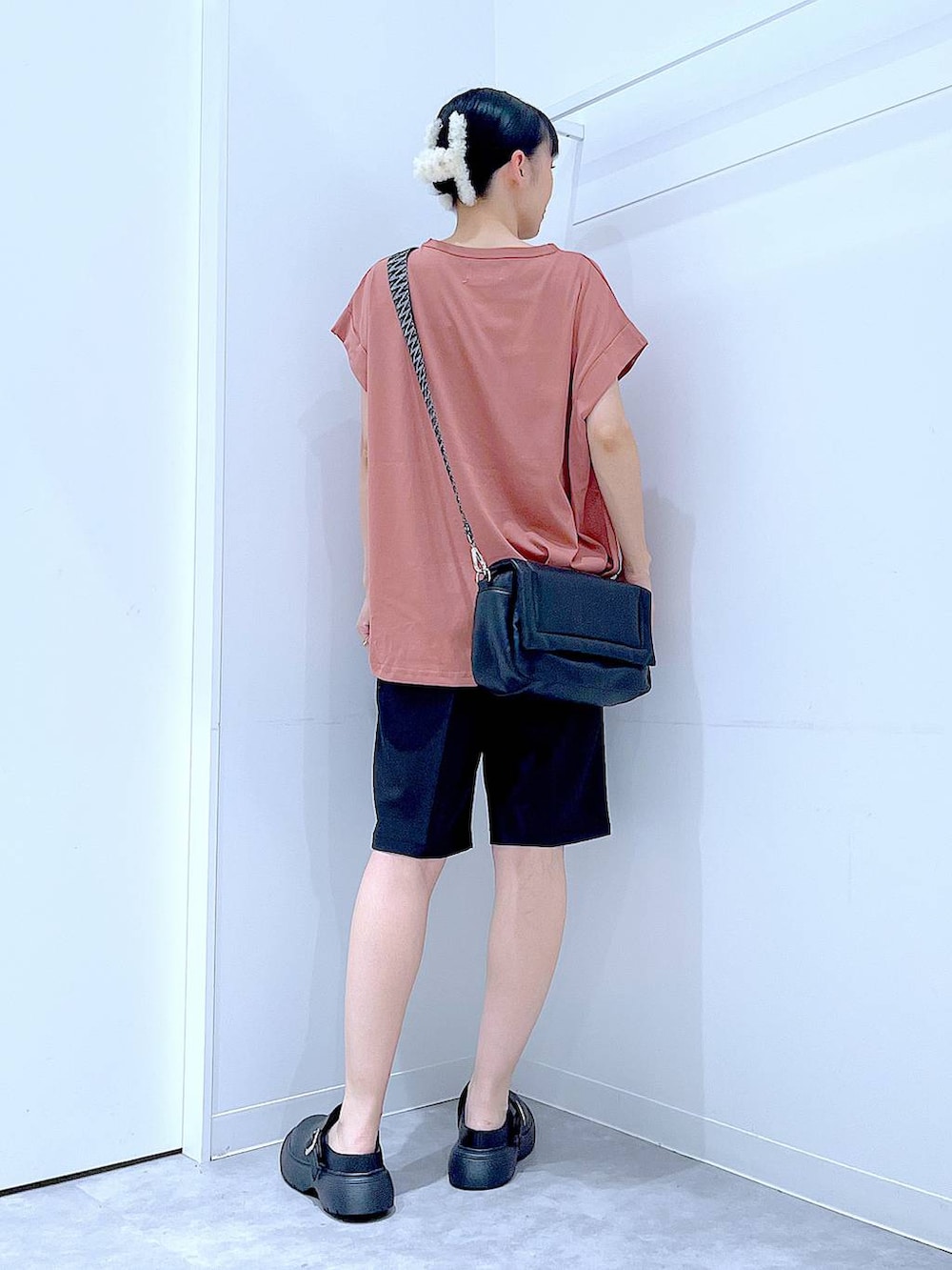 ブラウン系のTシャツ/カットソー、その他のショルダーバッグ、ブラック系のその他パンツを着用したレディースの秋コーディネートの5枚目の写真