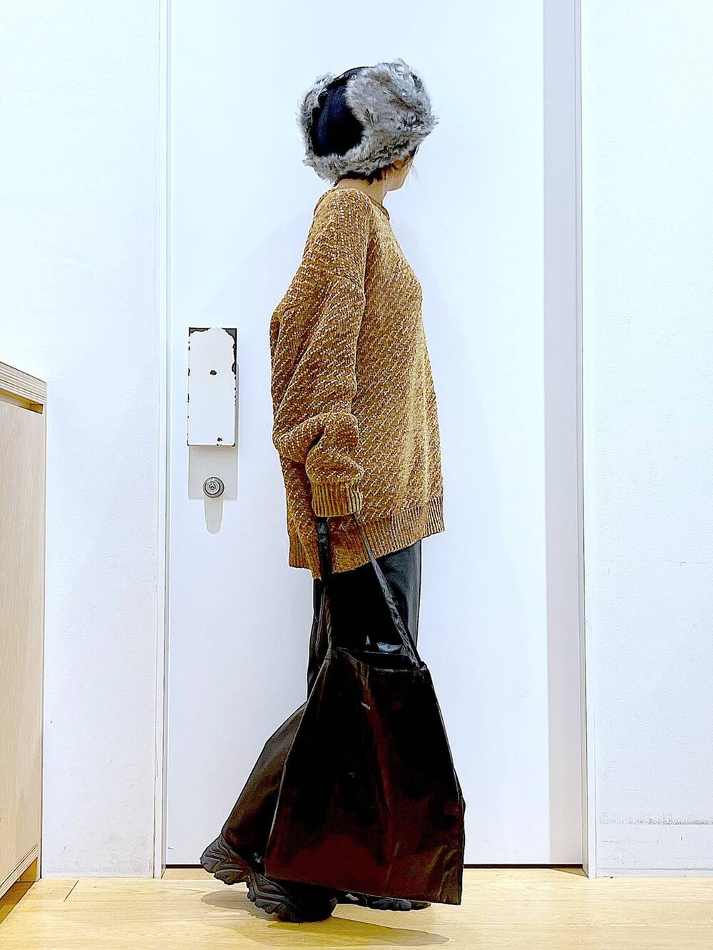 ブラック系のトートバッグ、ブラック系のブーツ、ブラック系のその他パンツを着用したレディースの冬コーディネートの4枚目の写真