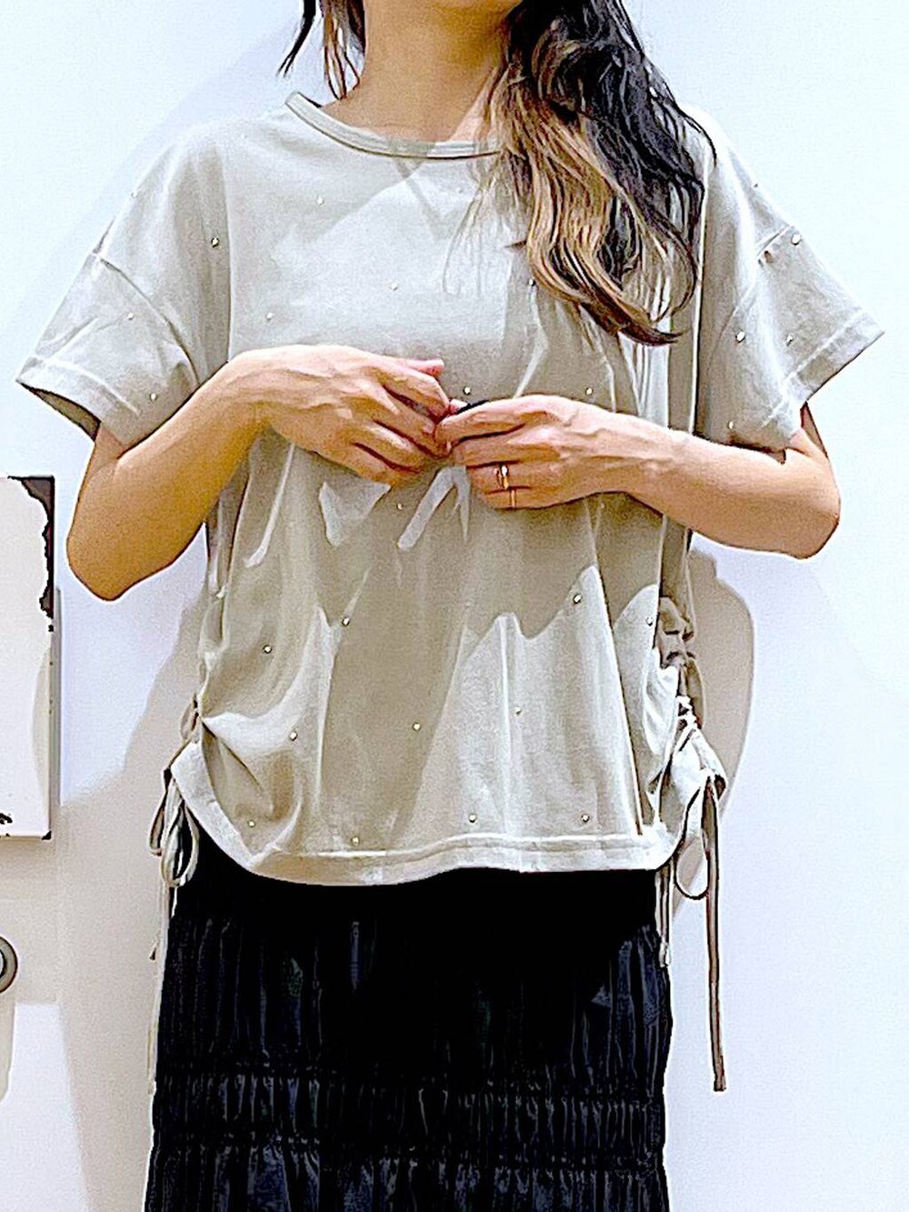 ブラック系のサンダル、ブラック系のスカート、ブラック系のトートバッグを着用したレディースの夏コーディネートの7枚目の写真