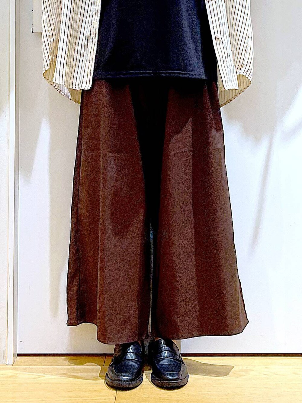 ベージュ系のトートバッグ、ブラック系のローファー、ブラウン系のその他パンツを着用したレディースの秋コーディネートの8枚目の写真