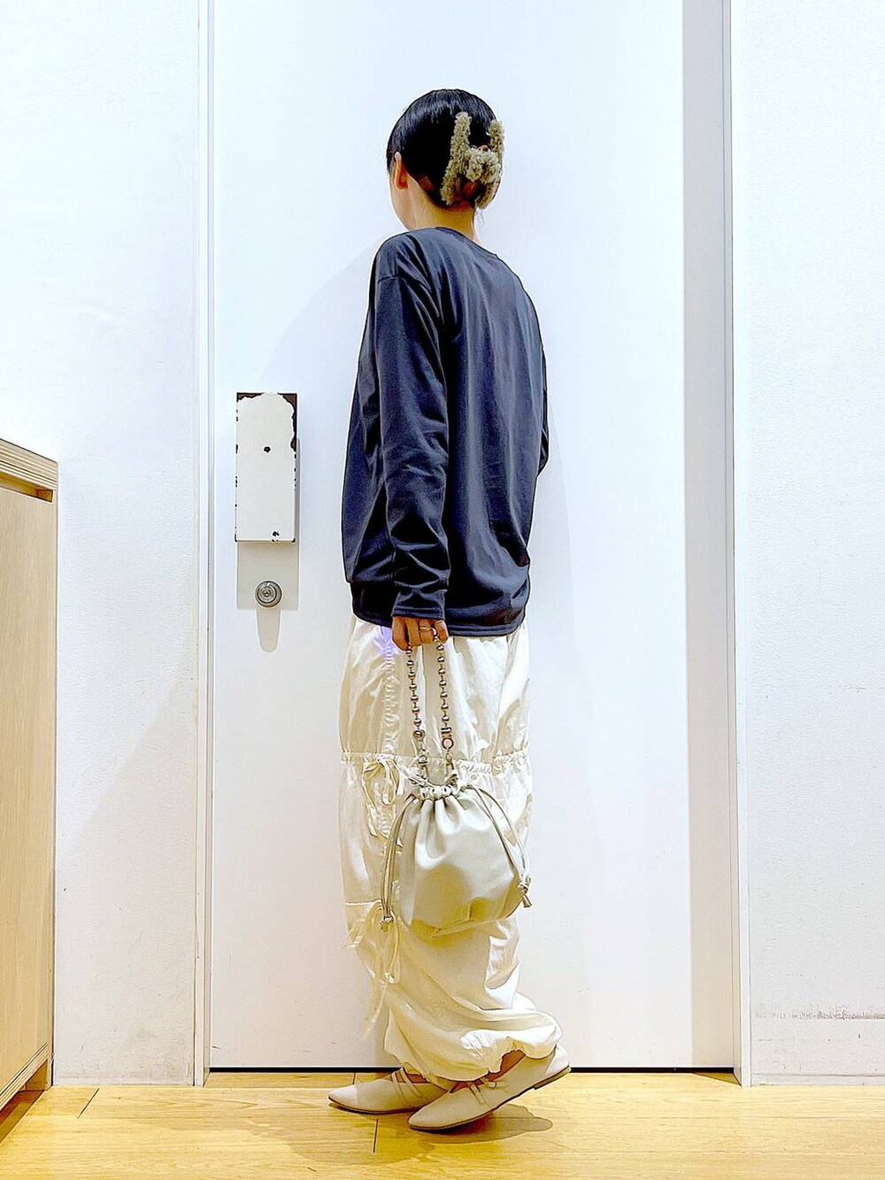 ベージュ系のショルダーバッグ、ホワイト系のパンプス、ホワイト系のその他パンツを着用したレディースの秋コーディネートの3枚目の写真