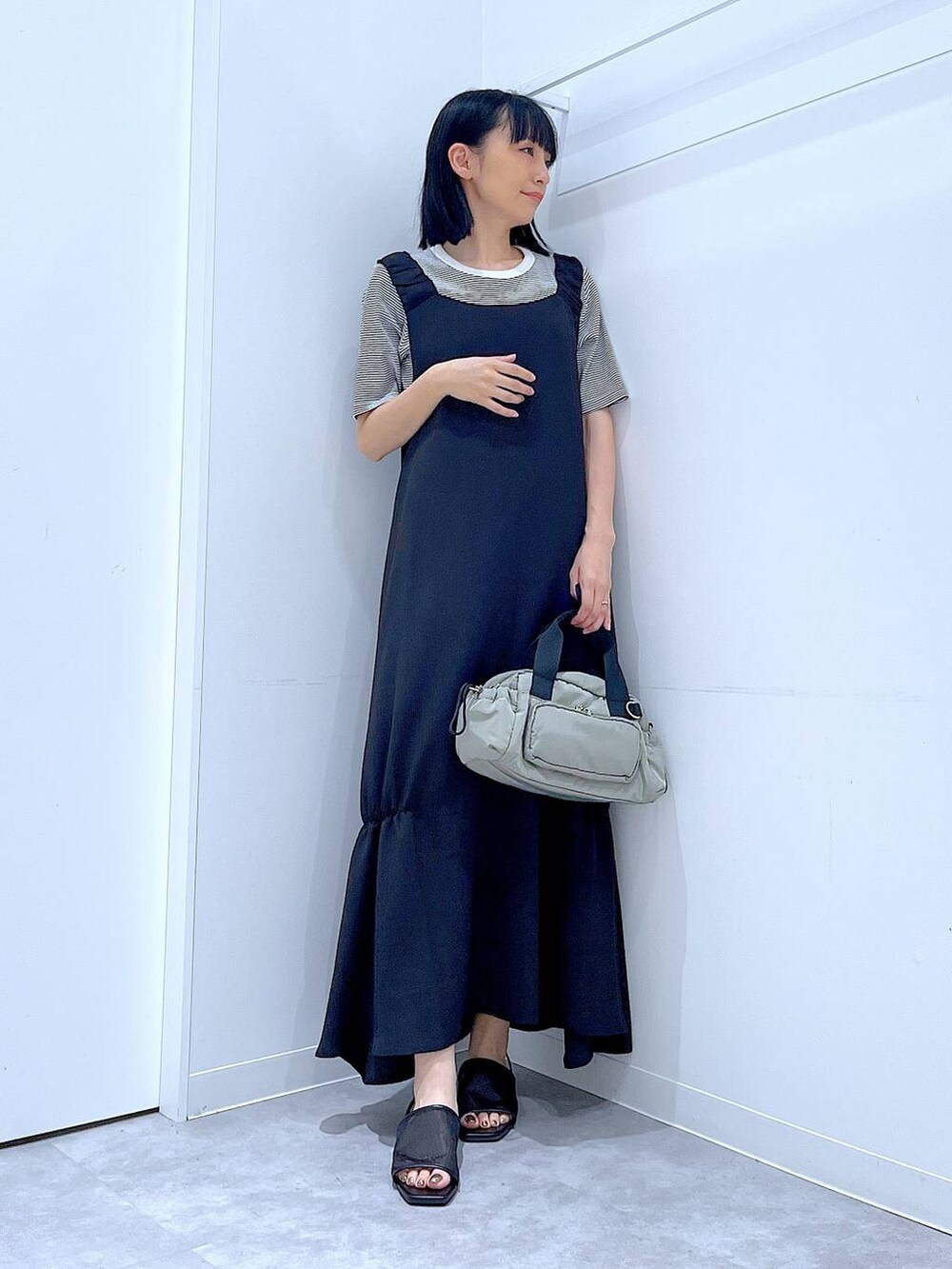 ブラック系のサンダル、グリーン系のショルダーバッグ、その他のTシャツ/カットソーを着用したレディースの夏コーディネートの2枚目の写真