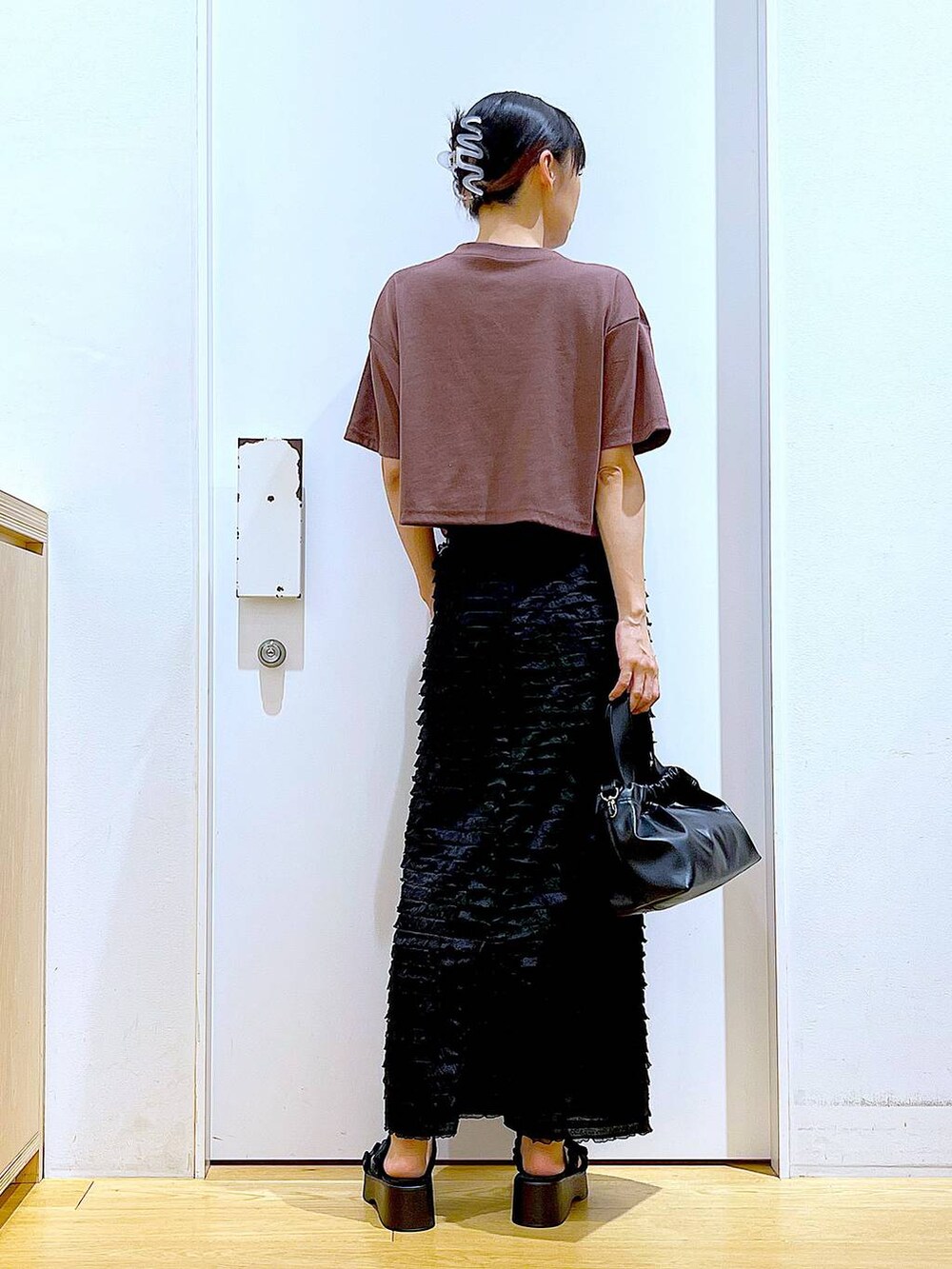 レッド系のワンピース、ブラック系のサンダル、ブラック系のショルダーバッグを着用したレディースの夏コーディネートの5枚目の写真