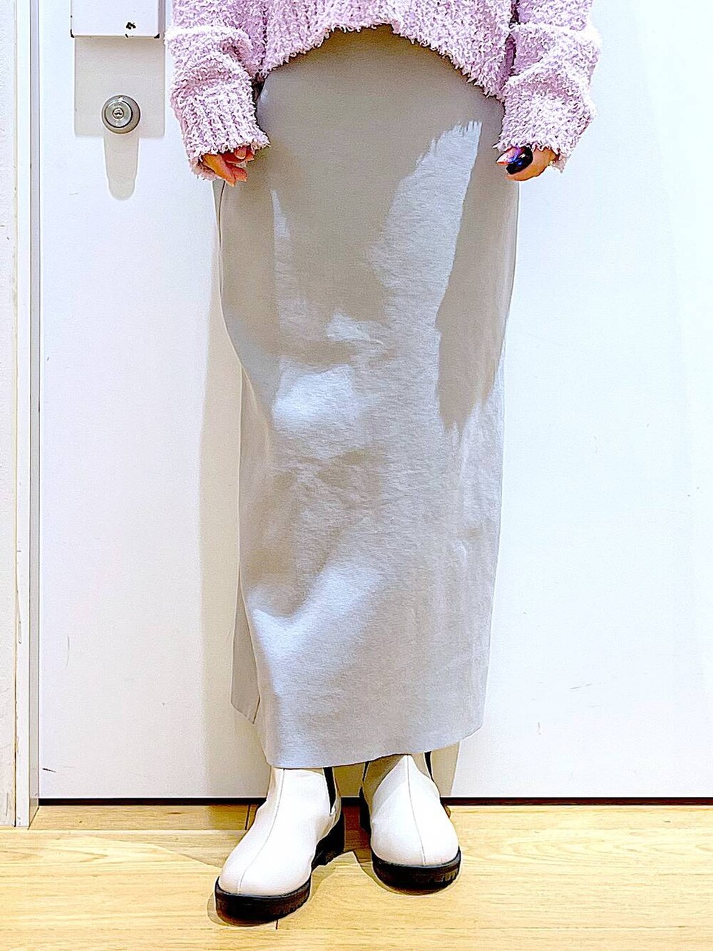 パープル系のニット/セーター、ベージュ系のブーツ、ベージュ系のショルダーバッグを着用したレディースの冬コーディネートの8枚目の写真