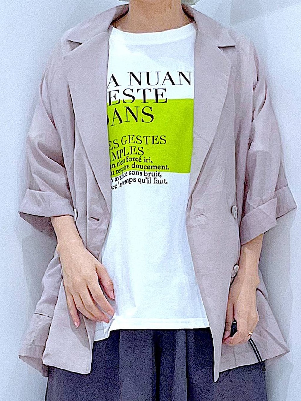 ホワイト系のTシャツ/カットソー、ホワイト系のトートバッグ、ブラック系のサンダルを着用したレディースの夏コーディネートの7枚目の写真