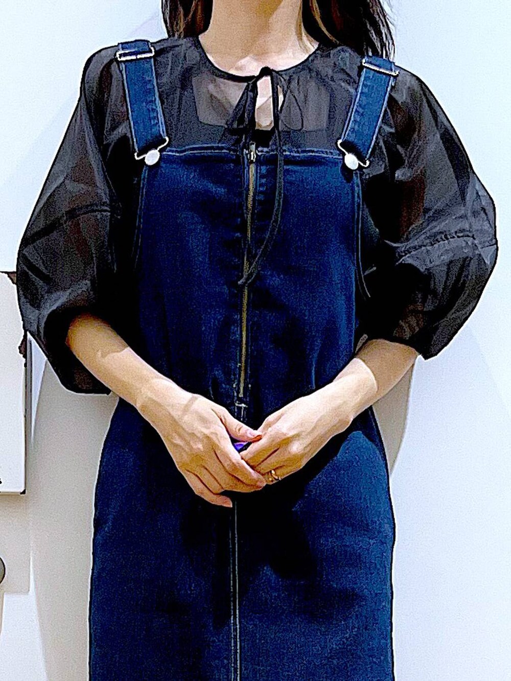 ブルー系のジャンパースカート、その他のトートバッグ、ブラック系のサンダルを着用したレディースの夏コーディネートの7枚目の写真