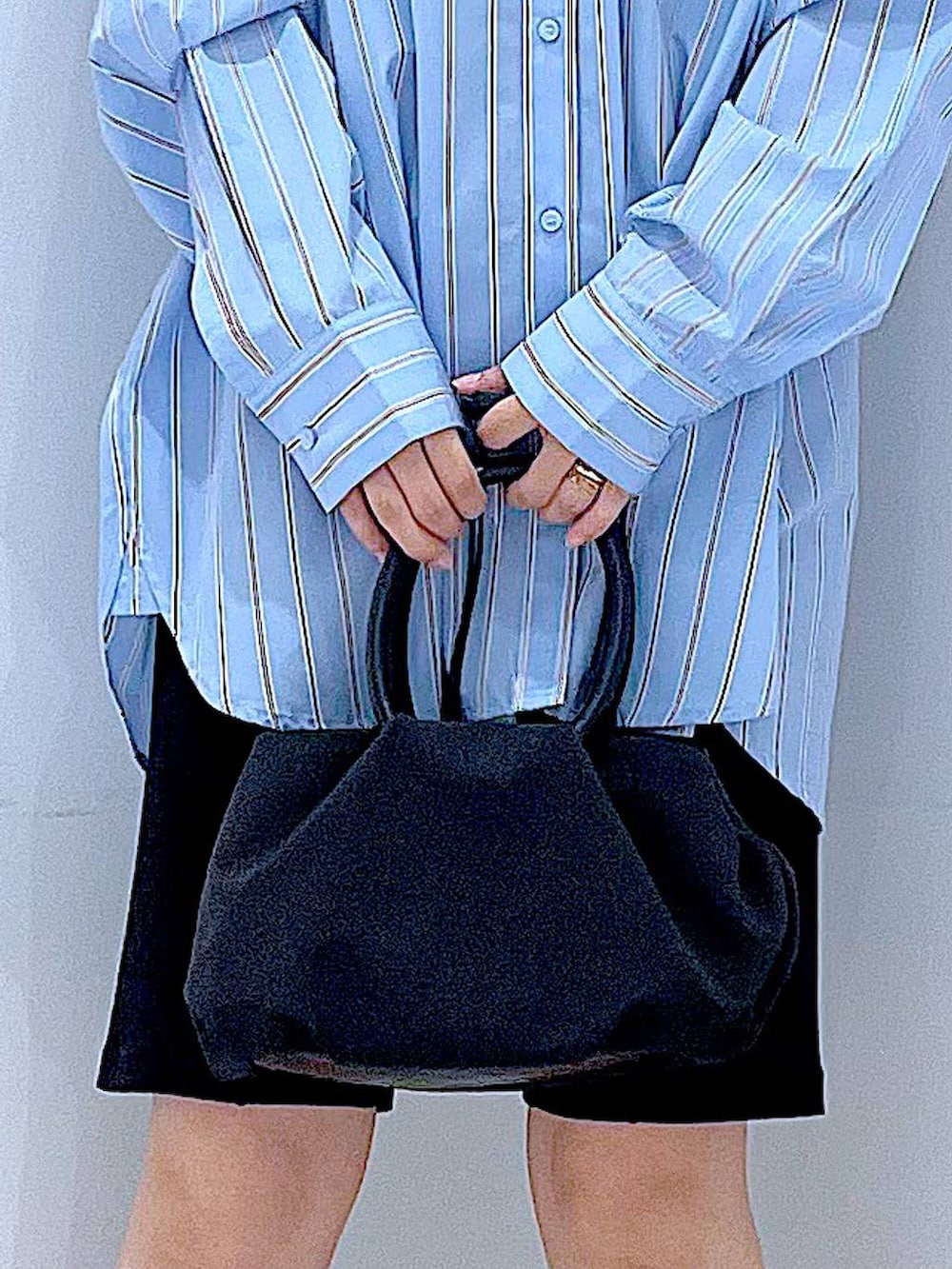 ブラック系のハンドバッグ、ブルー系のシャツ/ブラウス、ブラック系のその他パンツを着用したレディースの秋コーディネートの9枚目の写真