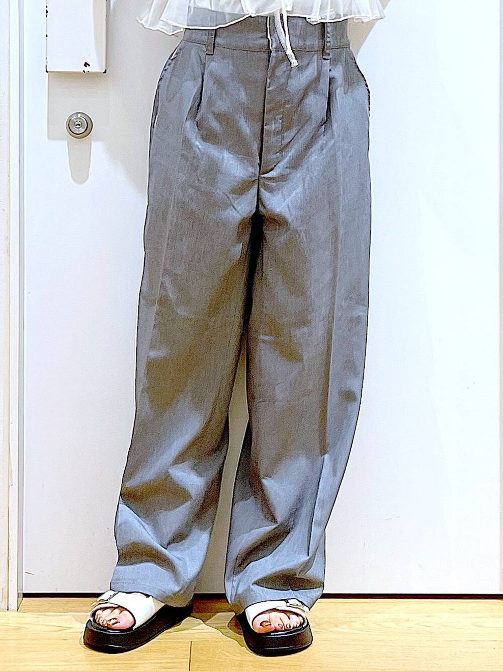 ホワイト系のサンダル、その他のトートバッグ、ホワイト系のキャミソールを着用したレディースの夏コーディネートの7枚目の写真