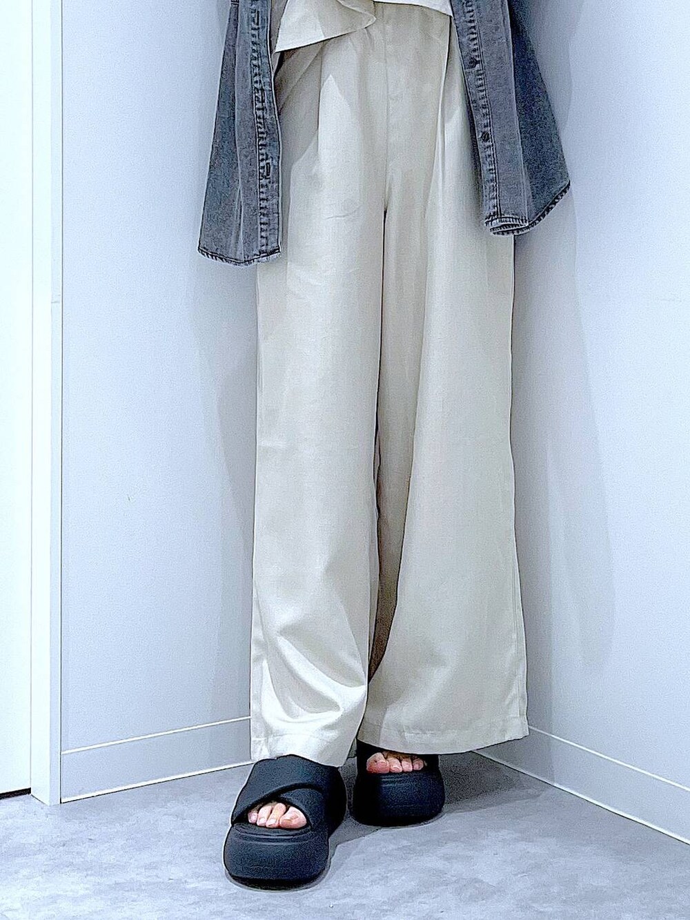 ブラック系のサンダル、グレー系のショルダーバッグ、ブラック系のシャツ/ブラウスを着用したレディースの夏コーディネートの8枚目の写真