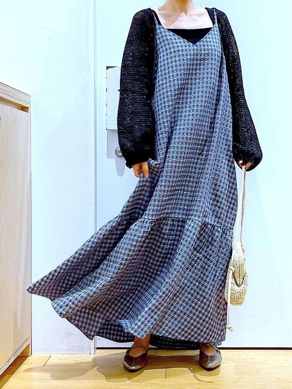 ブルー系のワンピース、ブラック系のカーディガン/ボレロ、その他のパンプスを着用したレディースの春コーディネートの6枚目の写真