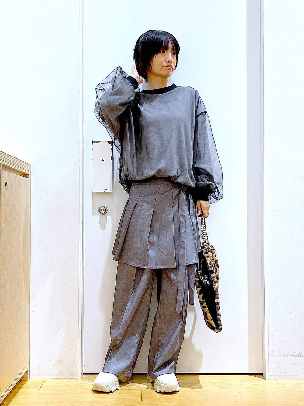 グレー系のスラックス、その他のショルダーバッグ、グレー系のスカートを着用したレディースの冬コーディネートの2枚目の写真