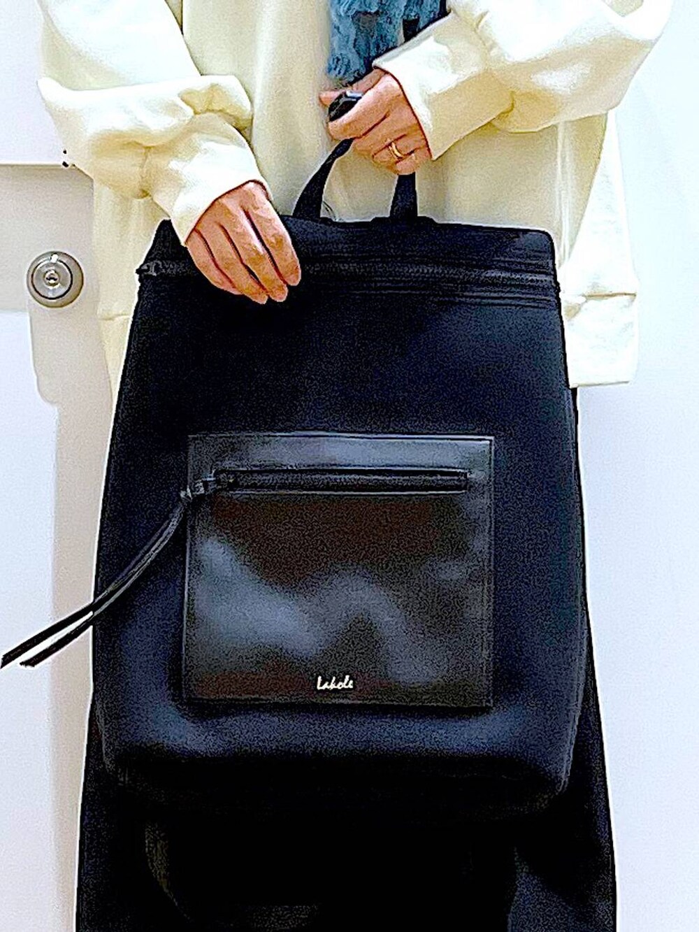 ブラック系のバックパック/リュック、ブラック系のブーツ、ブラック系のその他パンツを着用したレディースの冬コーディネートの9枚目の写真