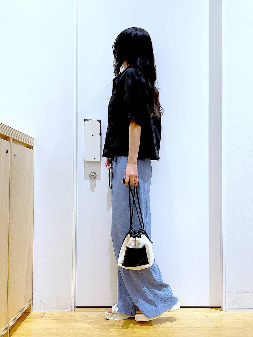 ホワイト系のショルダーバッグ、ホワイト系のサンダル、ブルー系のその他パンツを着用したレディースの春コーディネートの3枚目の写真