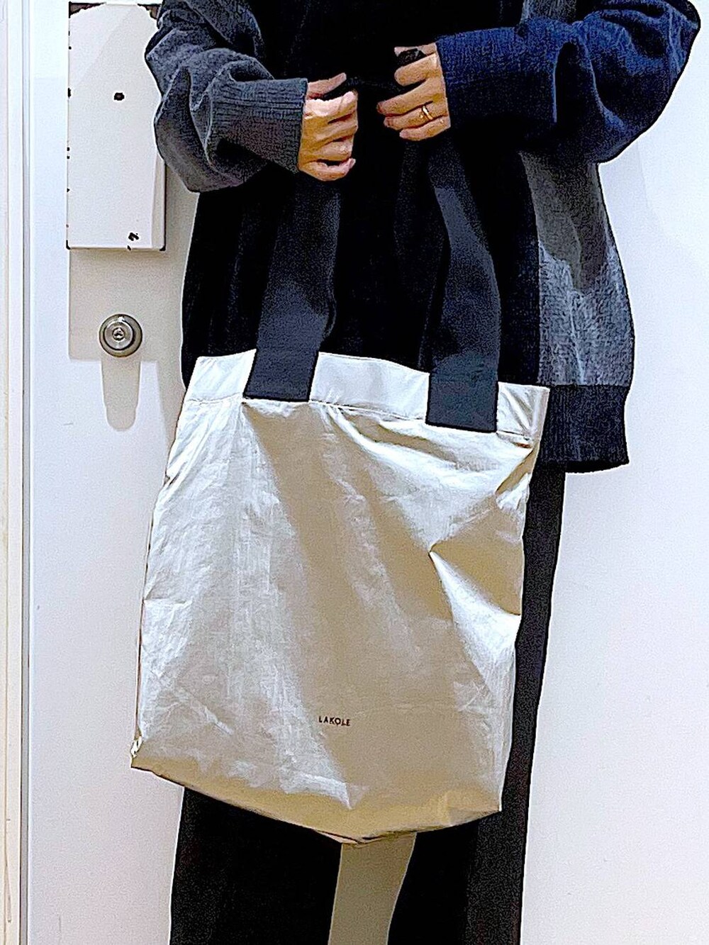 グレー系のニット/セーター、ブラック系のブーツ、ブラック系のその他パンツを着用したレディースの冬コーディネートの9枚目の写真