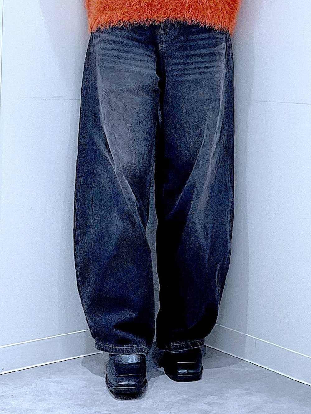 ブラック系のデニムパンツ、ブラック系のブーツ、ブラック系のショルダーバッグを着用したレディースの秋コーディネートの8枚目の写真