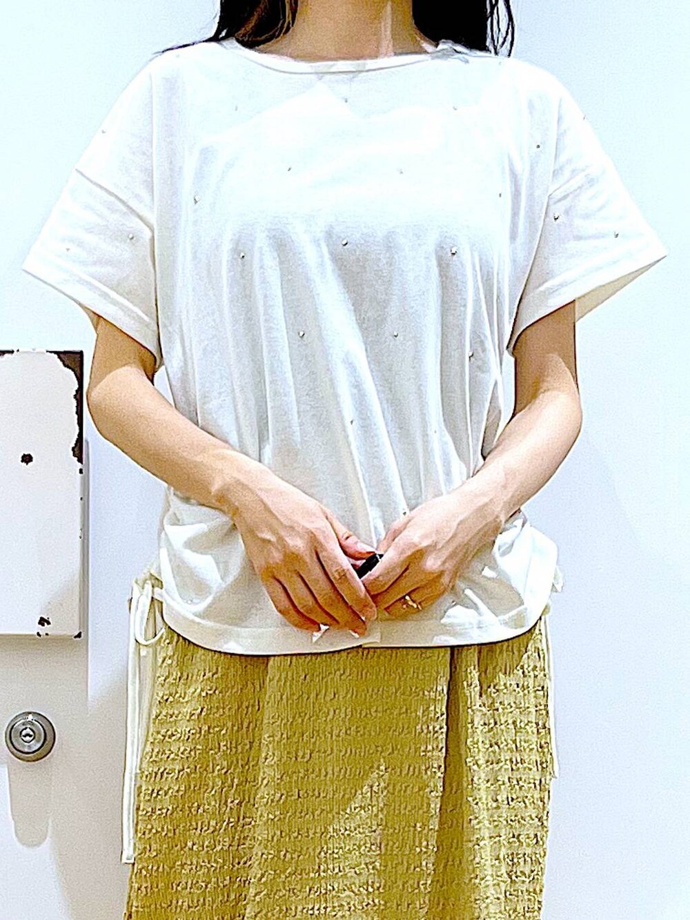 シルバー系のサンダル、ホワイト系のショルダーバッグ、グリーン系のスカートを着用したレディースの夏コーディネートの7枚目の写真